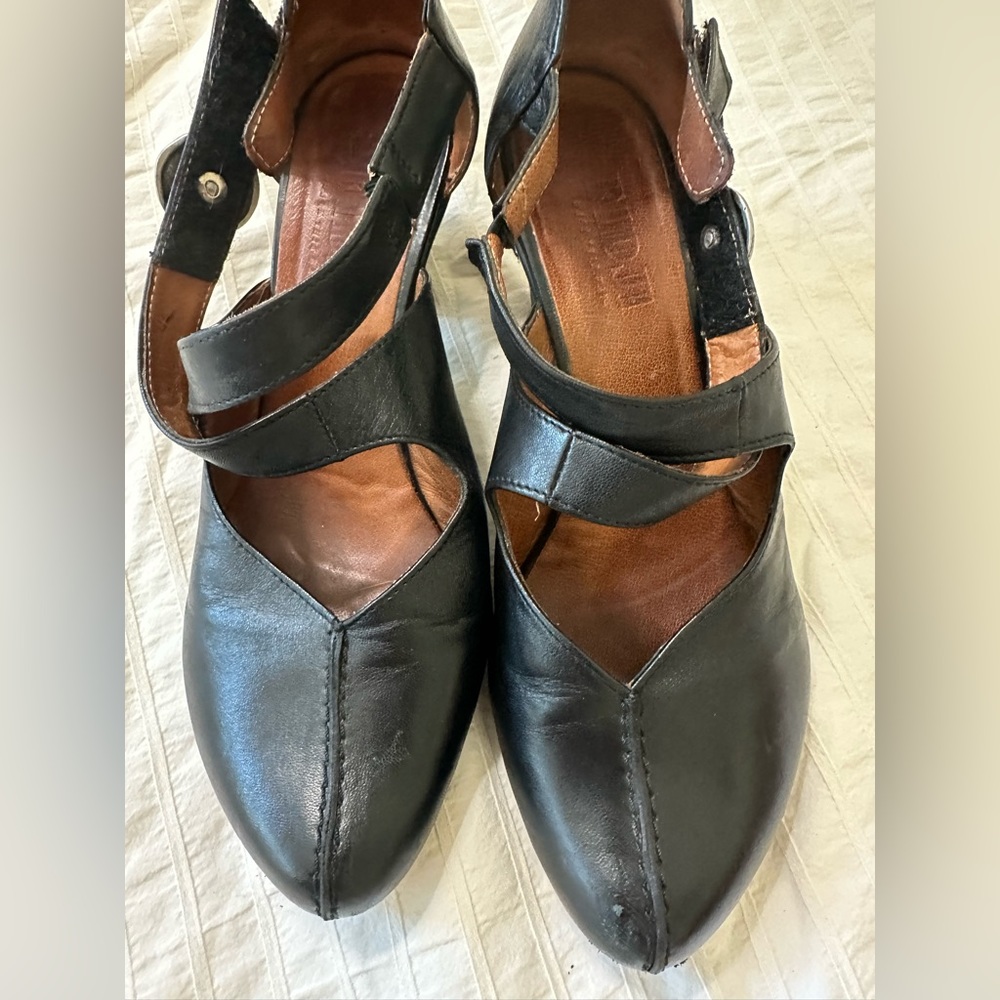 Fidji Black crisscross strap pumps size 40 EU, 9.5 US